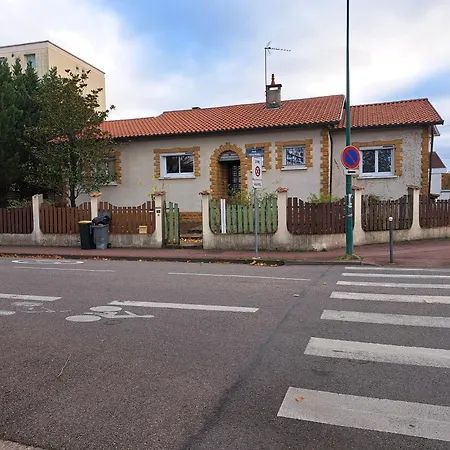 1 Chambre Chez Moi منزل للإقامة *